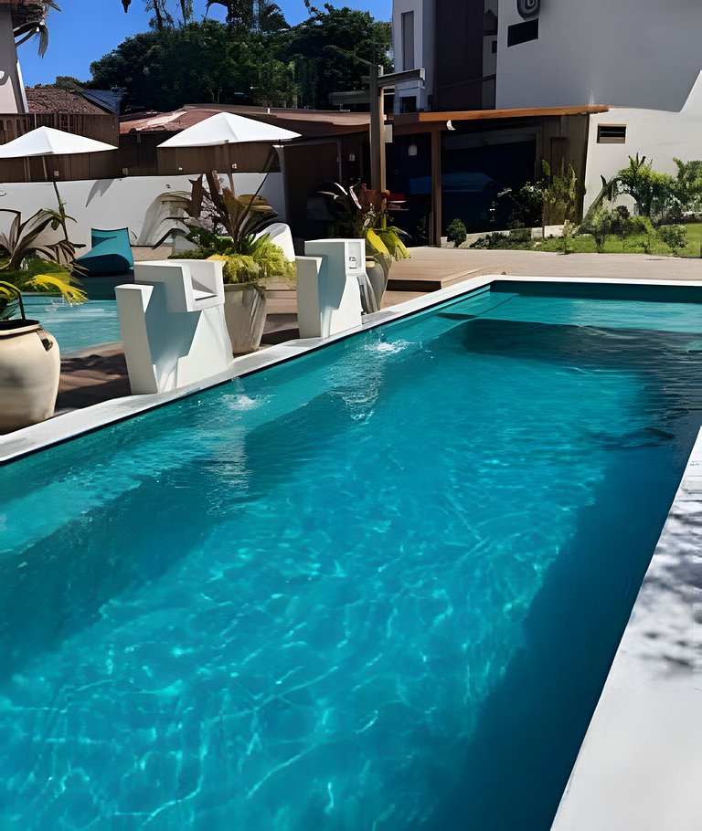 Apê de charme em condomínio exclusivo na R. Mucugê